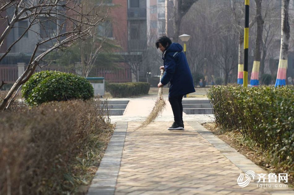 【吃瓜爆料就看黑料社區】拿著掃帚‘蹭’地上