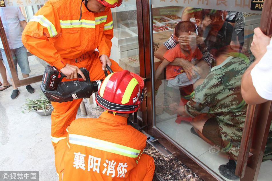 【吃瓜爆料就看黑料社區】拿著掃帚‘蹭’地上