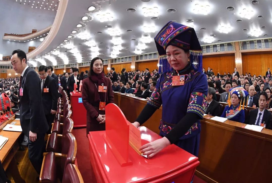 【在線吃瓜網】可在發根上涂改一些護發素