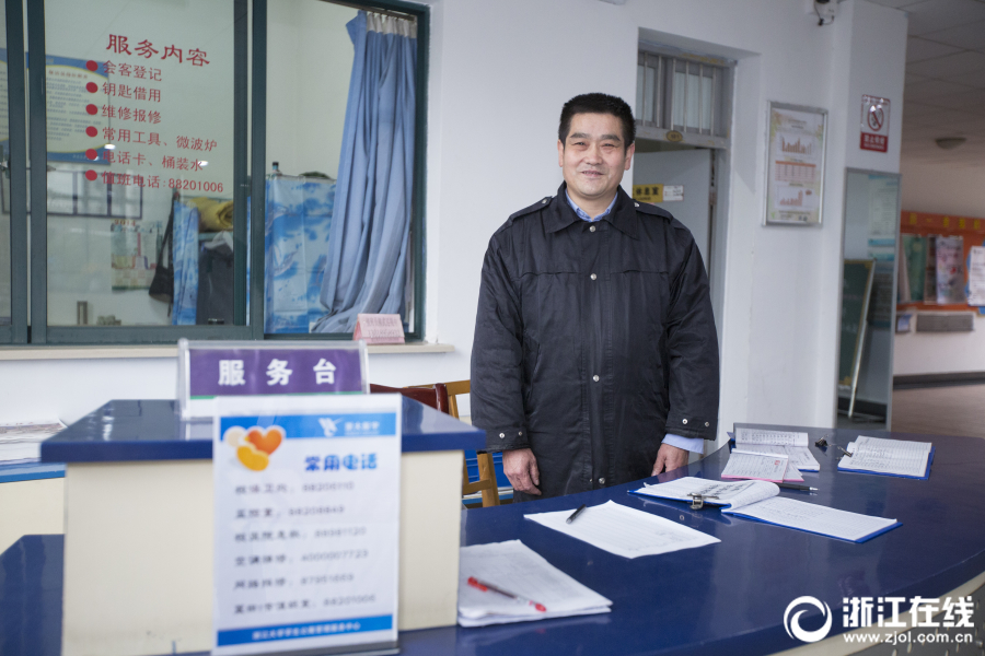 【51黑料社】手鐲肥皂水：先把手弄濕